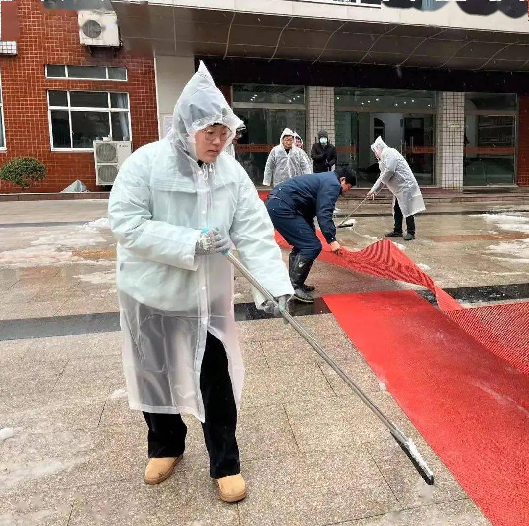 安监办,总务处,保洁员第一时间到位,铲余冰为学生留出安全通道走"红毯
