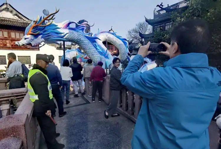 不用门票,直接进来,找已经开业的店铺买早餐,拿在手上一路逛到九曲桥