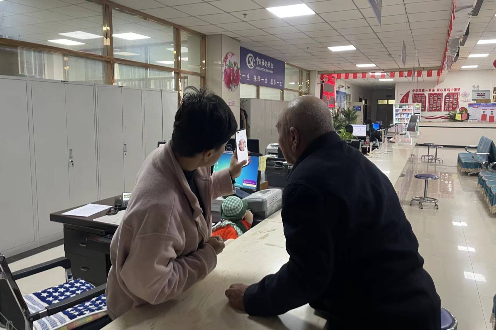 工作人员帮助居民进行养老待遇资格认证 (古再丽努尔·安外尔 摄)养老