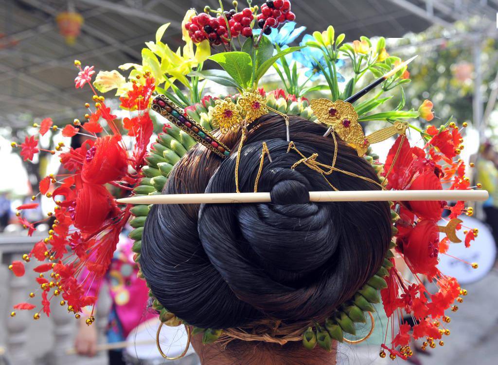 风随海潮涌 花开四季簪 "簪花围"火爆出圈_中国_图片_来源