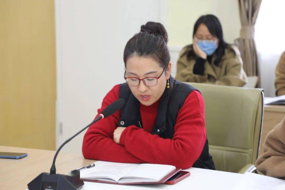 三位备课组长朱静华,朱洁和唐缨瑛老师围绕"本学科的质量状况分析","