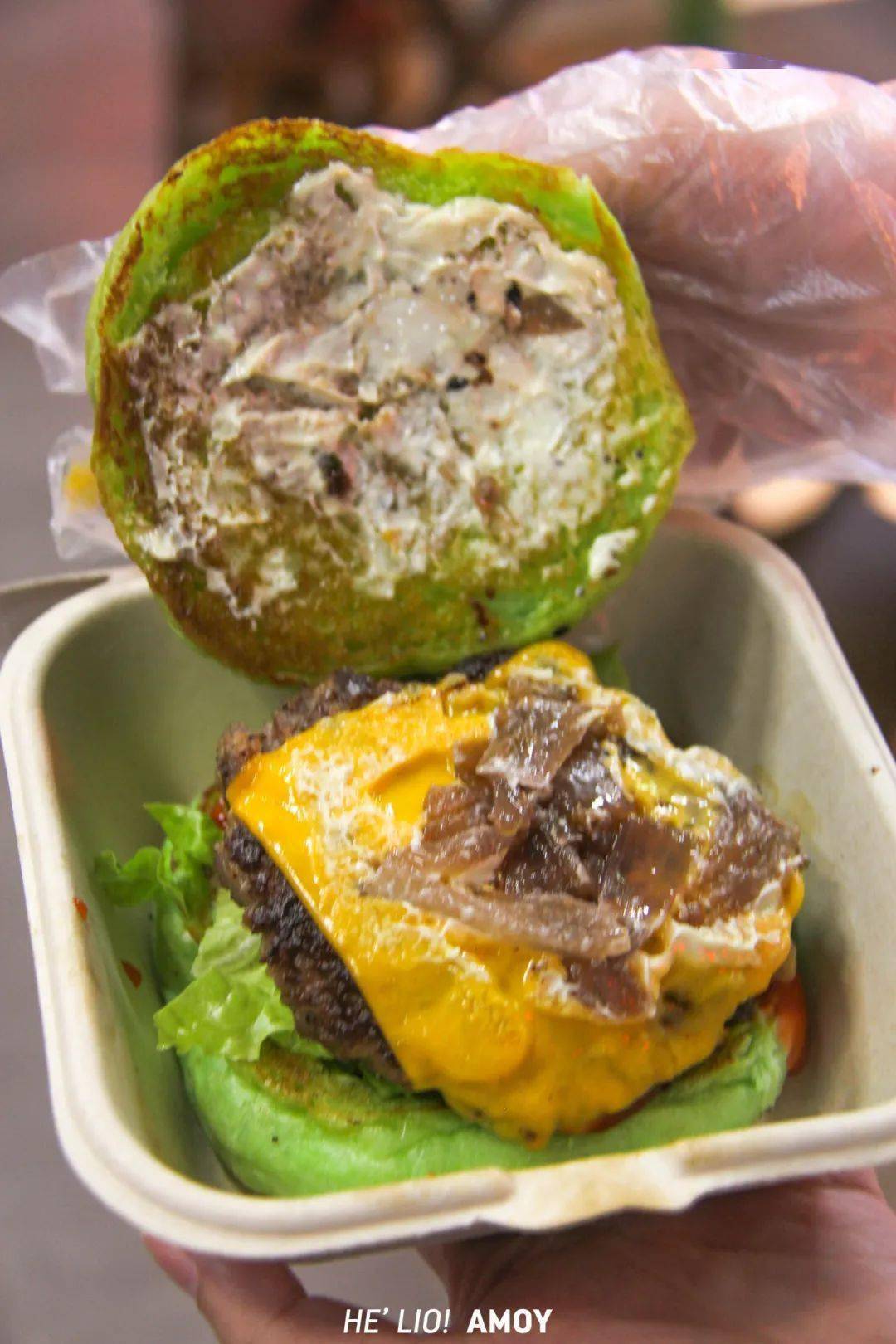 好料菌选择了,全身"黢黑"的墨鱼汁版,经典安格斯爆汁牛肉汉堡,轻轻