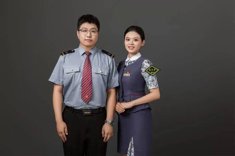 g2080次列车长齐慧颜正巡视全列车厢,随车机械师缪松男手持手电筒检查