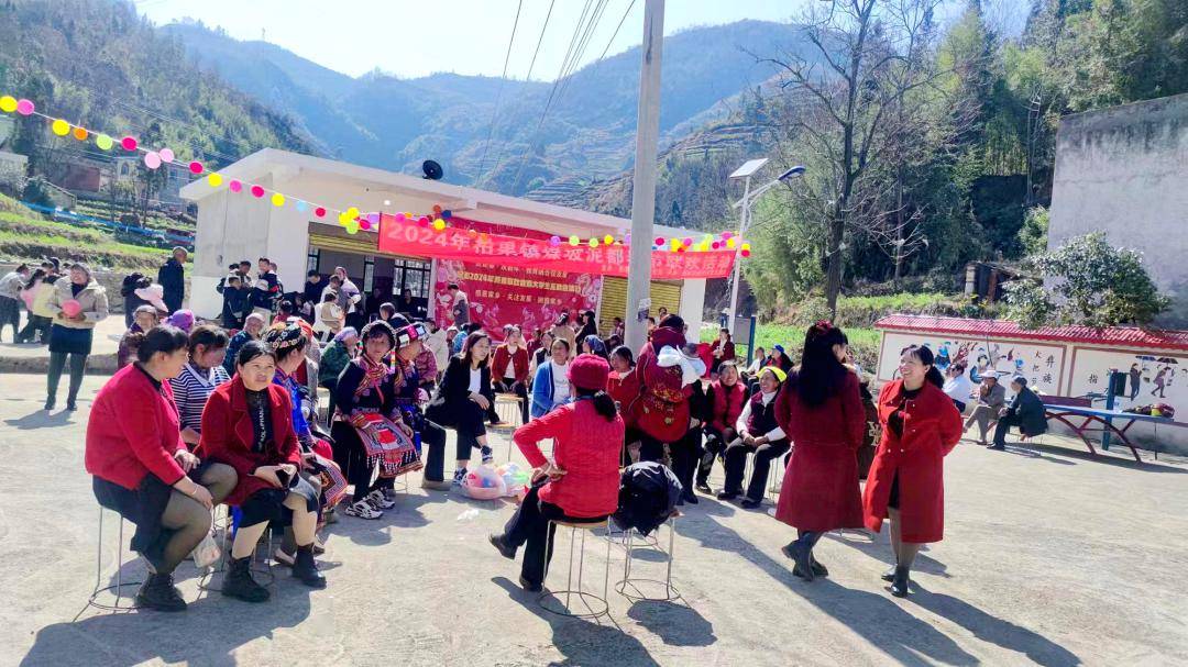 柏果镇:大学生志愿者与村民联欢,共谋家乡发展_学子_慰问金_趣味