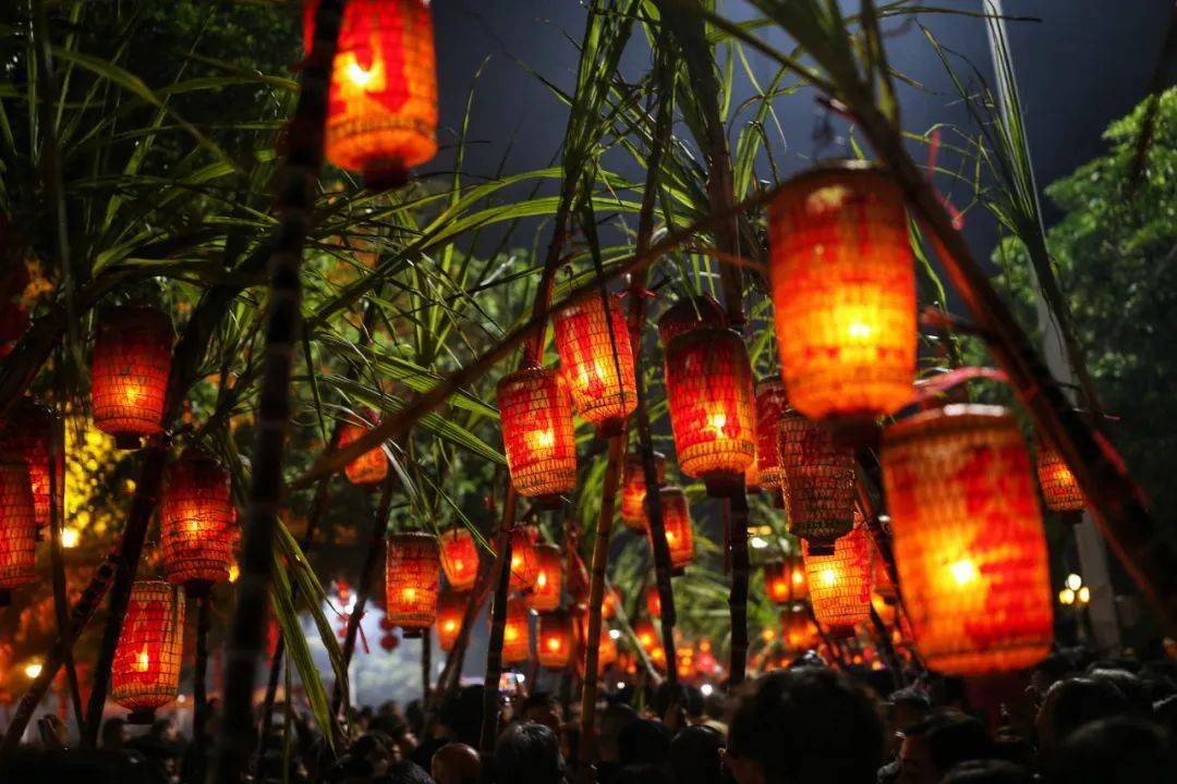 小孩子们买各种花炮燃放,即使不跑到街上去淘气,在家中也照样能有声有