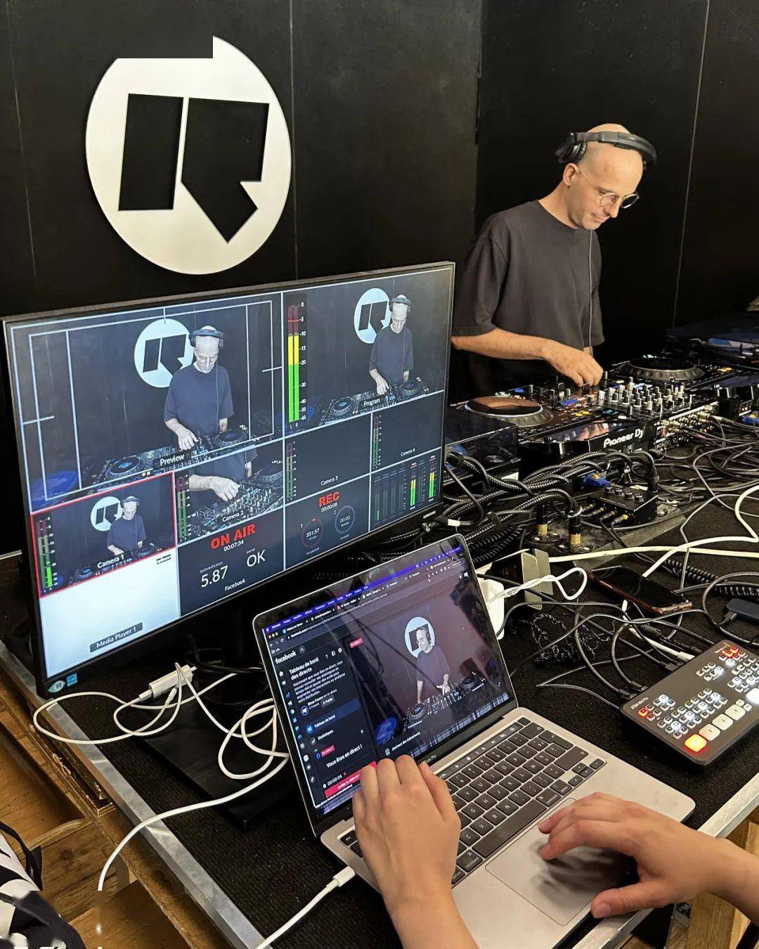 年仅 16 岁的电台创始人 dj geeneus 把混音器和调音台放在朋友家厨房