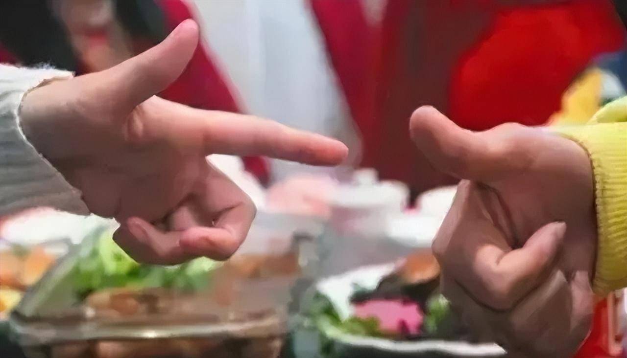 酒友们根据个人喜好,划拳时只喊一九,二八,三六,四零枚,赢得哈数多