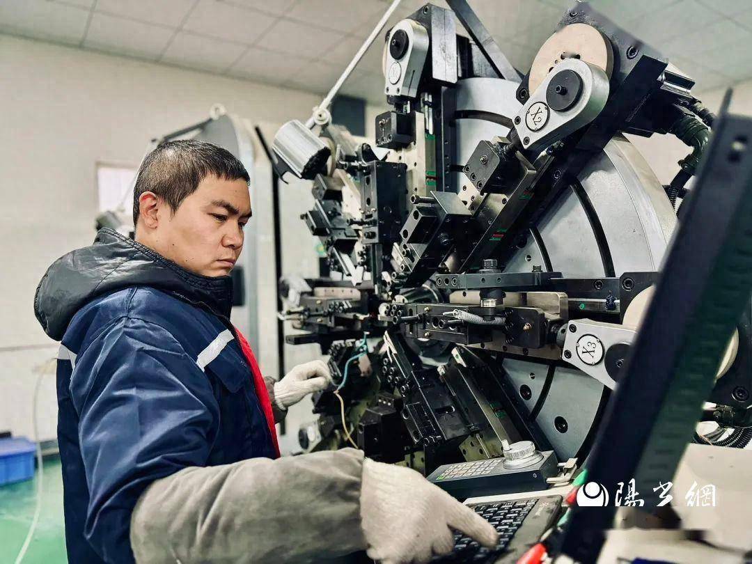 2月20日,走进位于王益经开区的陕西朝日精密弹簧科技有限公司生产车间