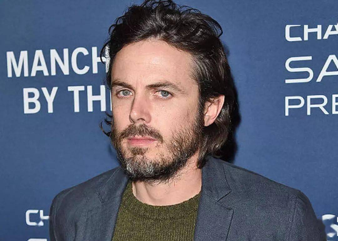 卡西·阿弗莱克casey affleck【13】剧外,艾米丽·丹斯切尔是一位严格