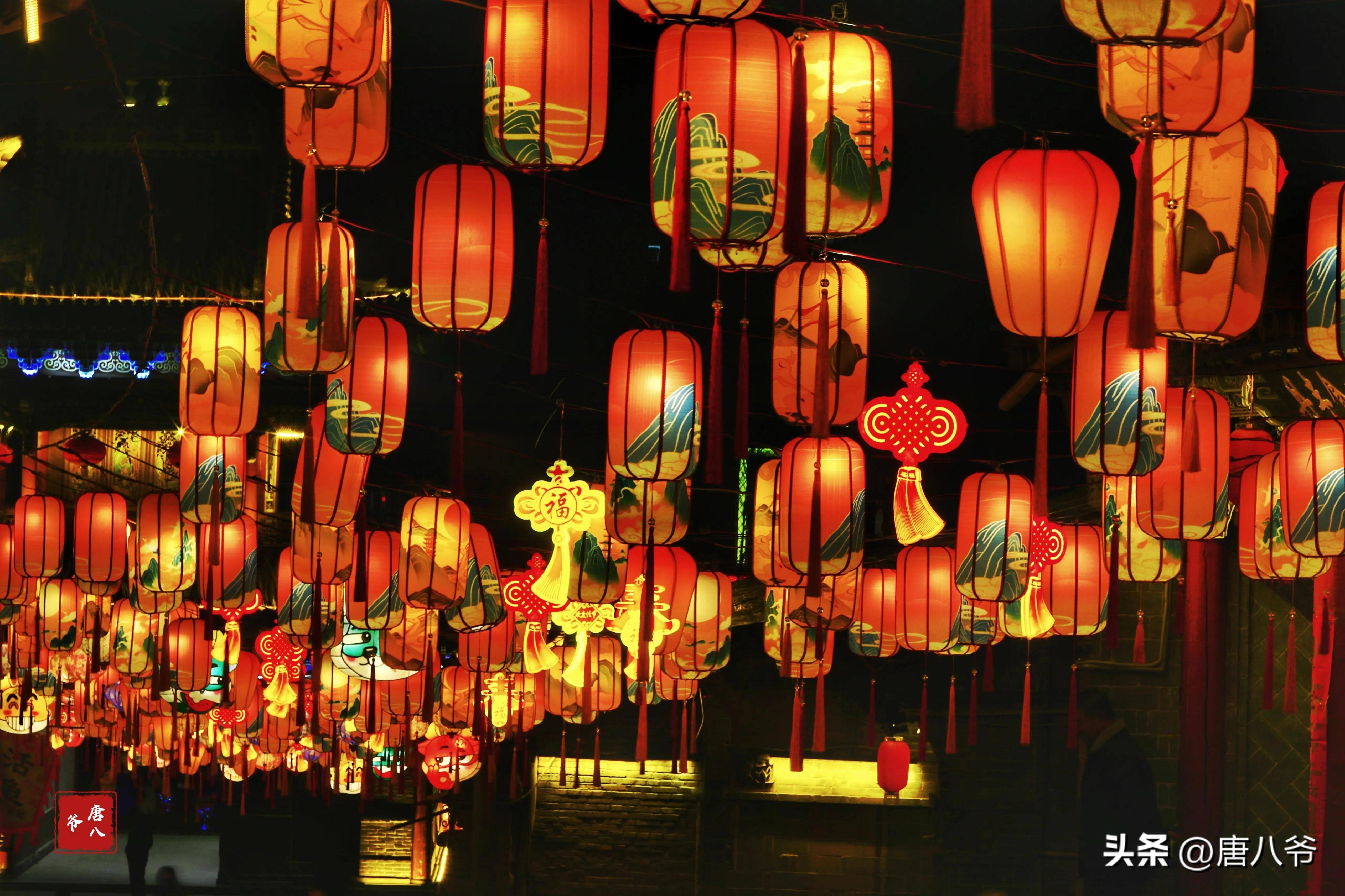 灯笼高挂,喜庆团圆,夜幕降临,丹噶尔古城换上了华丽的盛装