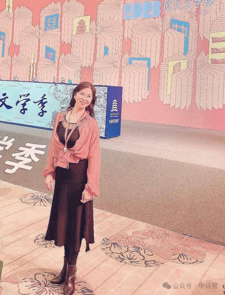 诗人简介:周方红,湖北省作协会员,中国诗歌学会会员,《中国诗歌报》