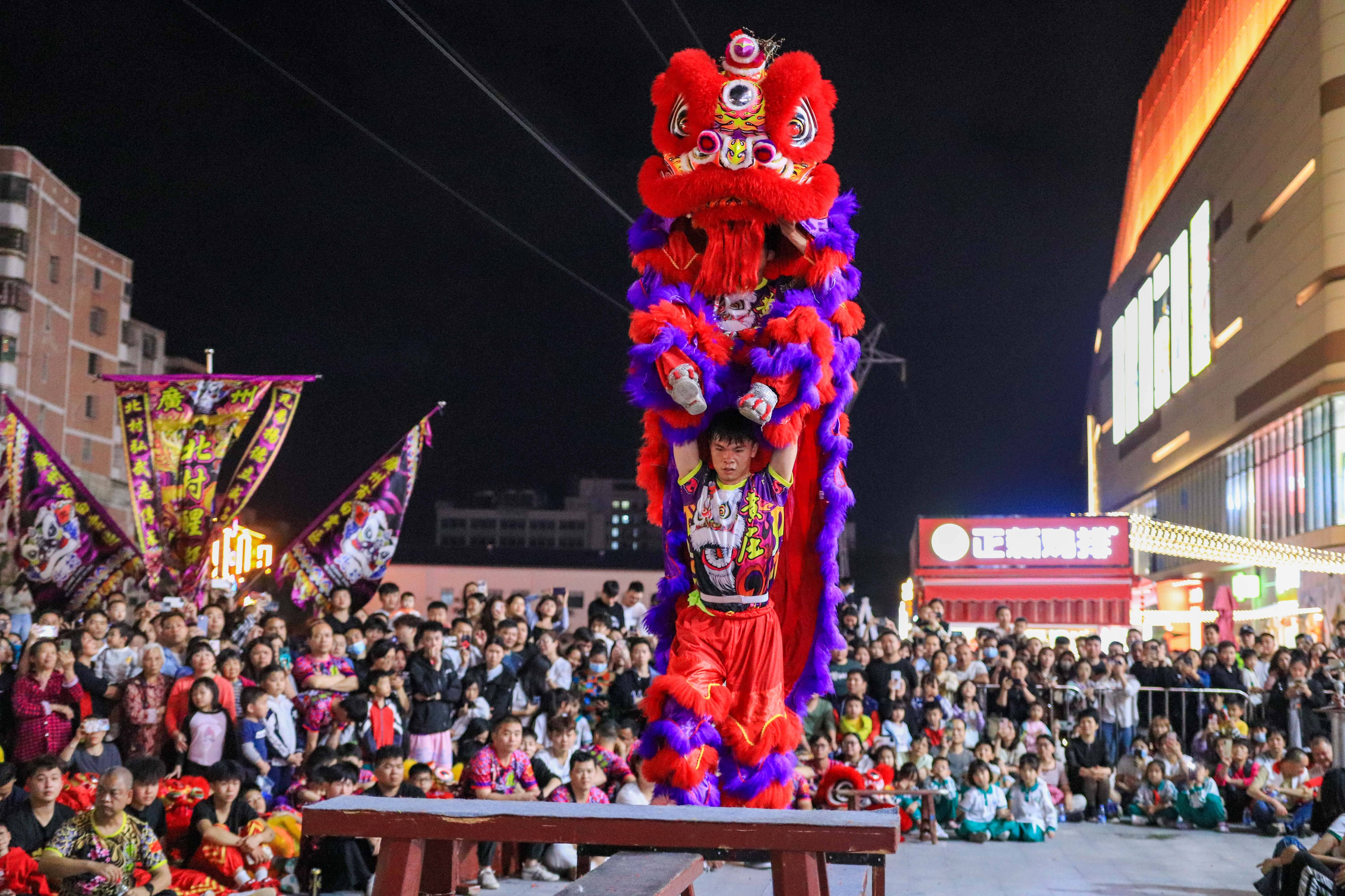 广州白云多村醒狮齐聚展雄风_溪村_文化_黄边