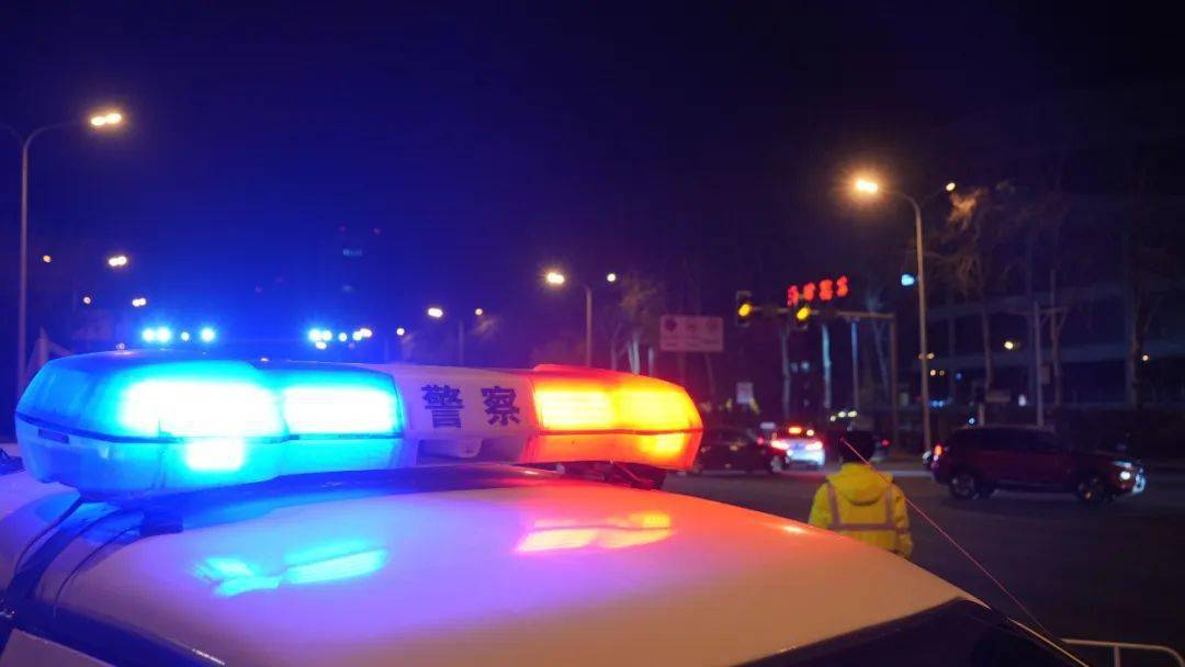 警灯亮起一盏盏守护之灯为你还有他们用特别的"灯"不仅有花灯这个元宵