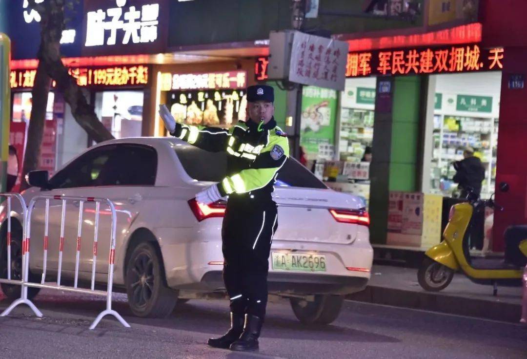坚守护平安值此元宵佳节黔江公安祝您节日快乐,万事如意