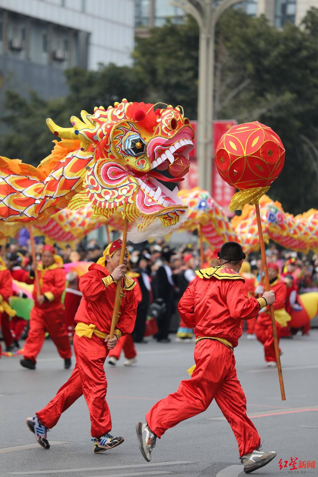 元宵踩高跷的图片图片