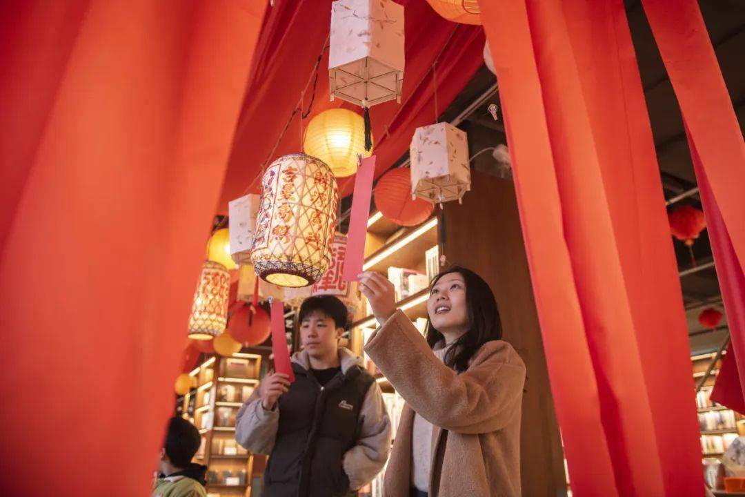 被视为中国传统的情人节,中国古代的青年男女常常在这一天一起赏花灯