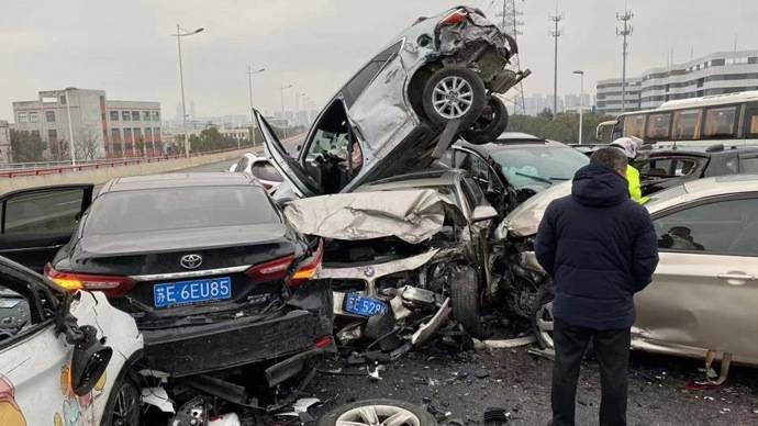 苏州工业园区星塘立交唯新路段发生多车追尾交通事故