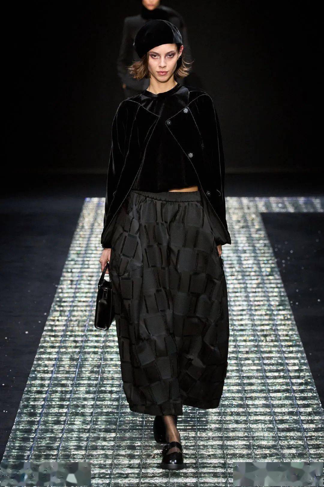 阿玛尼女郎雪中起舞太美 | emporio armani 2024秋冬女装系列演绎夜空