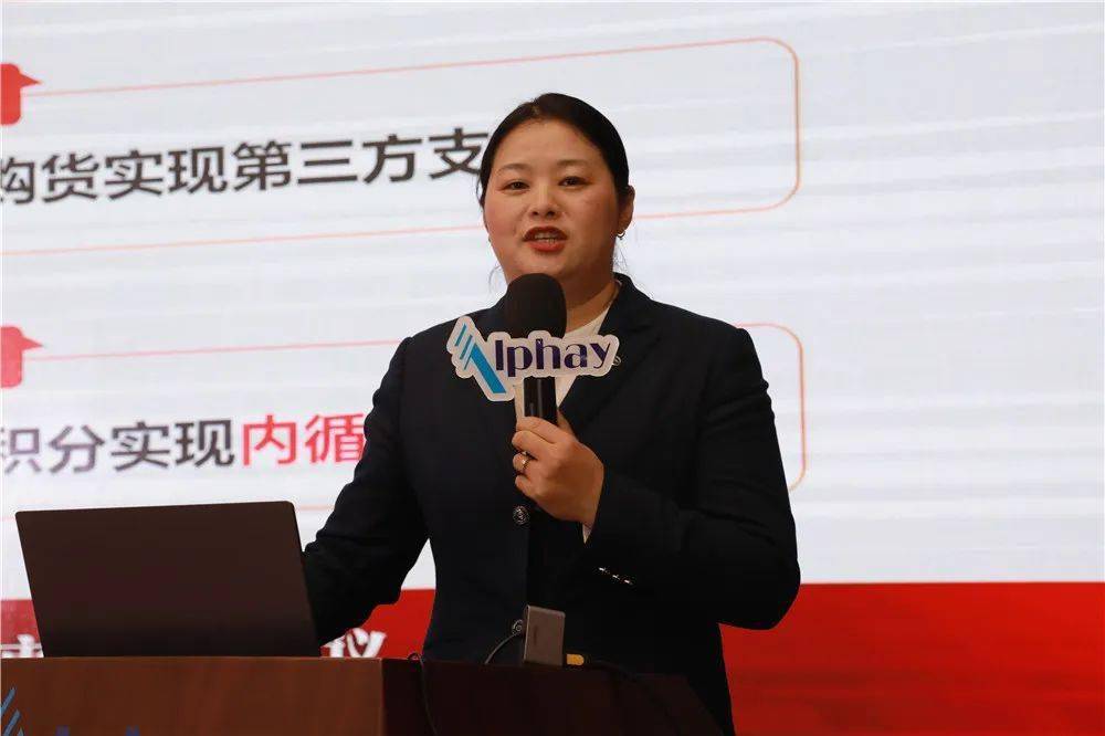 安惠商学院副院长,市场部副总监何巧俊介绍了商学院