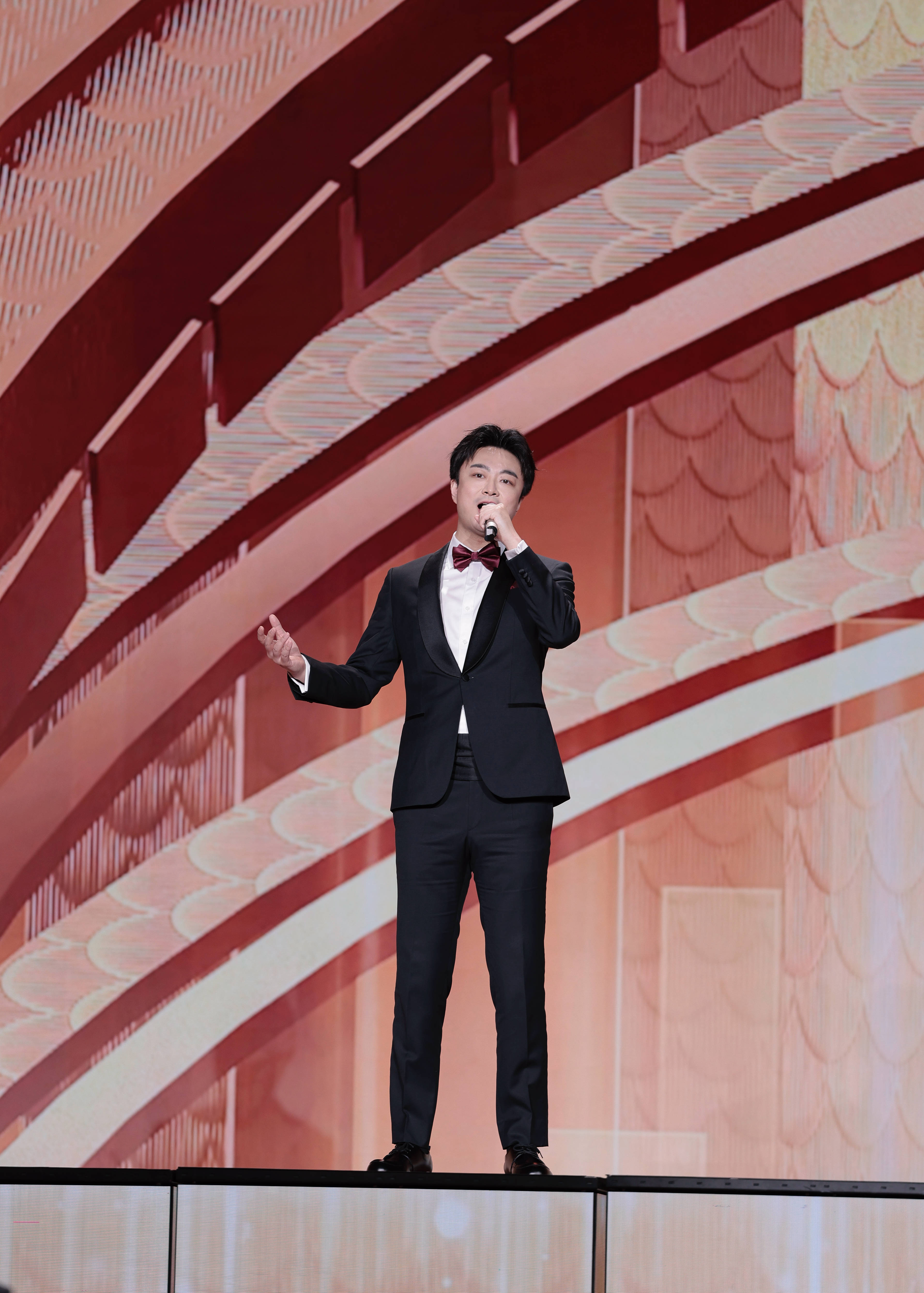 "力量之声"组合成员王志达"在荒野之上建起无数梦想,从此,一捧土壤会