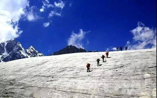 此次穿越线路是围绕东天山最高峰博格达峰5445米为环线的穿越线路.