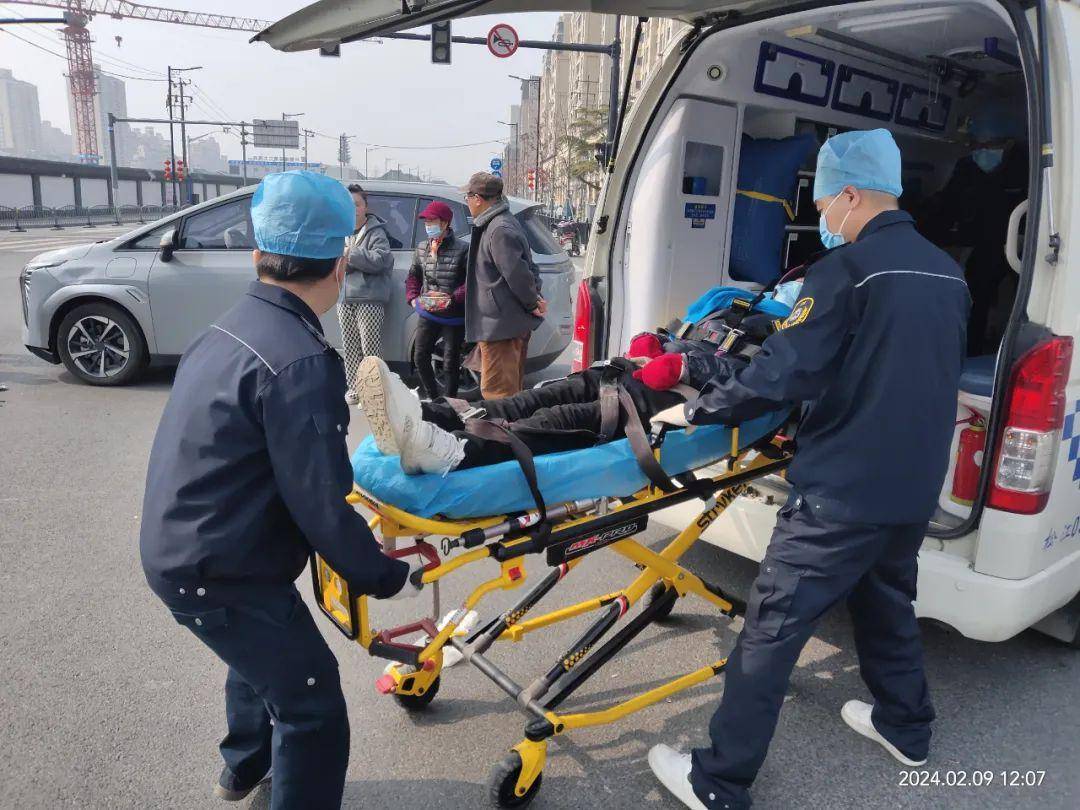 急救中心石湖荡分站调派10名驾驶员,10辆救护车帮助住院老年患者平安