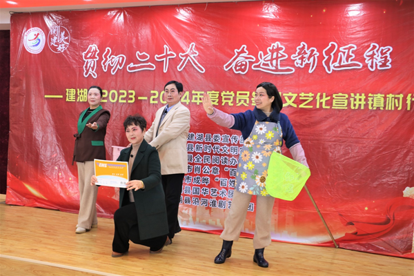 江苏建湖高作镇:党员冬训镇村行 文艺宣讲润心田_群众_活动_演出