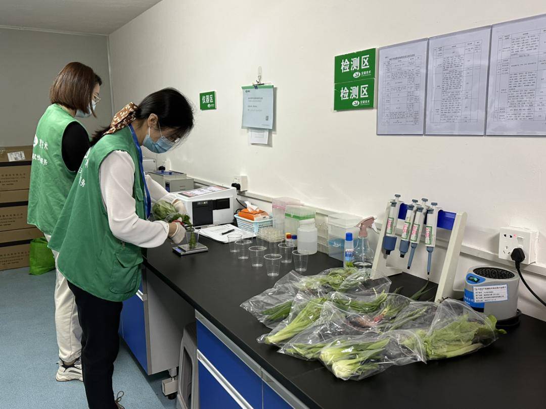 2023年,县市场监督管理局完成全县农贸市场食用农产品快速检测近10万