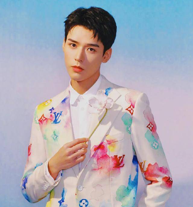 肖战称霸2023年演员商务代言榜,杨洋龚俊紧随其后展现强大影响力_品牌