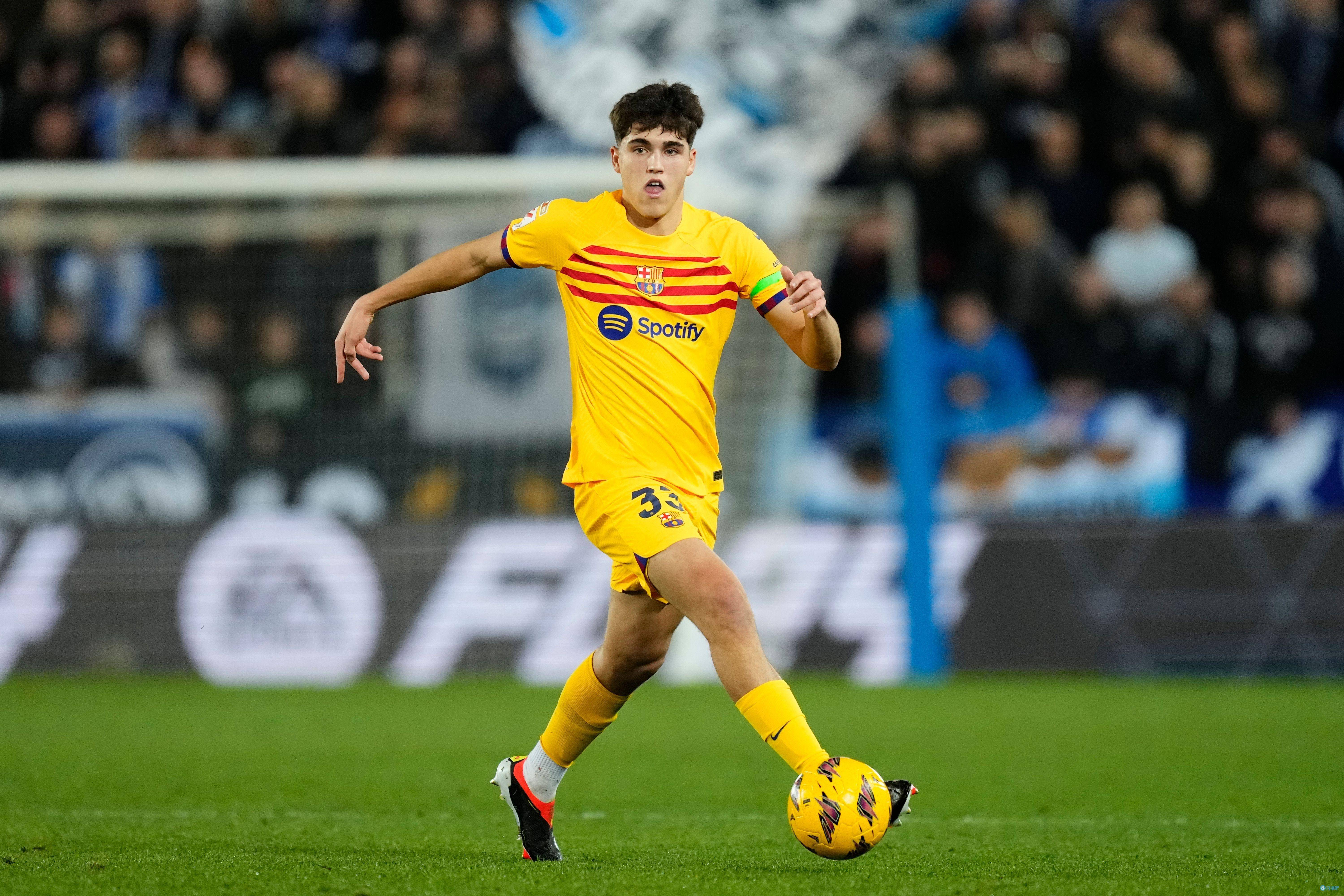 世体:库巴西在本轮联赛中场休息时安慰了错失良机的拉菲尼亚_巴萨