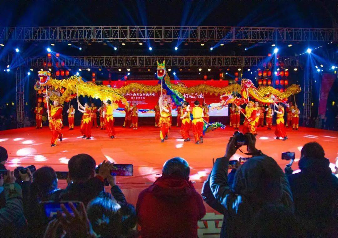 在吉安县吉州窑景区,一条东园龙腾空而起,跟着绣球做各种动作,不断地