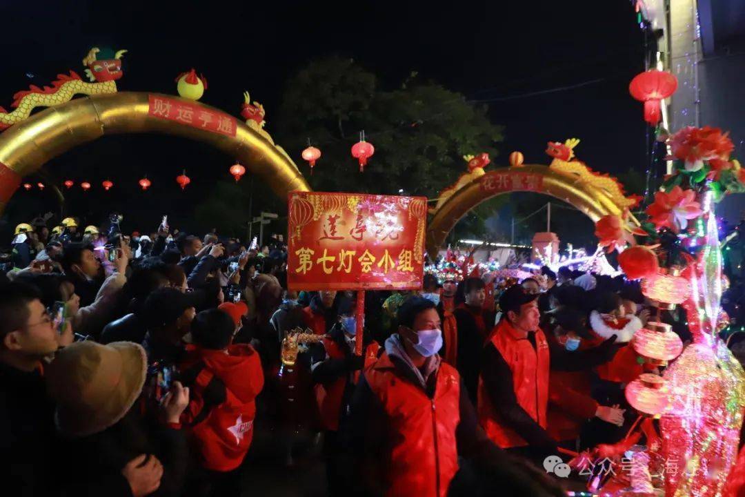 热闹的元宵氛围不断升腾游龙,舞狮,敲锣,打鼓各花灯小组早已在大埕