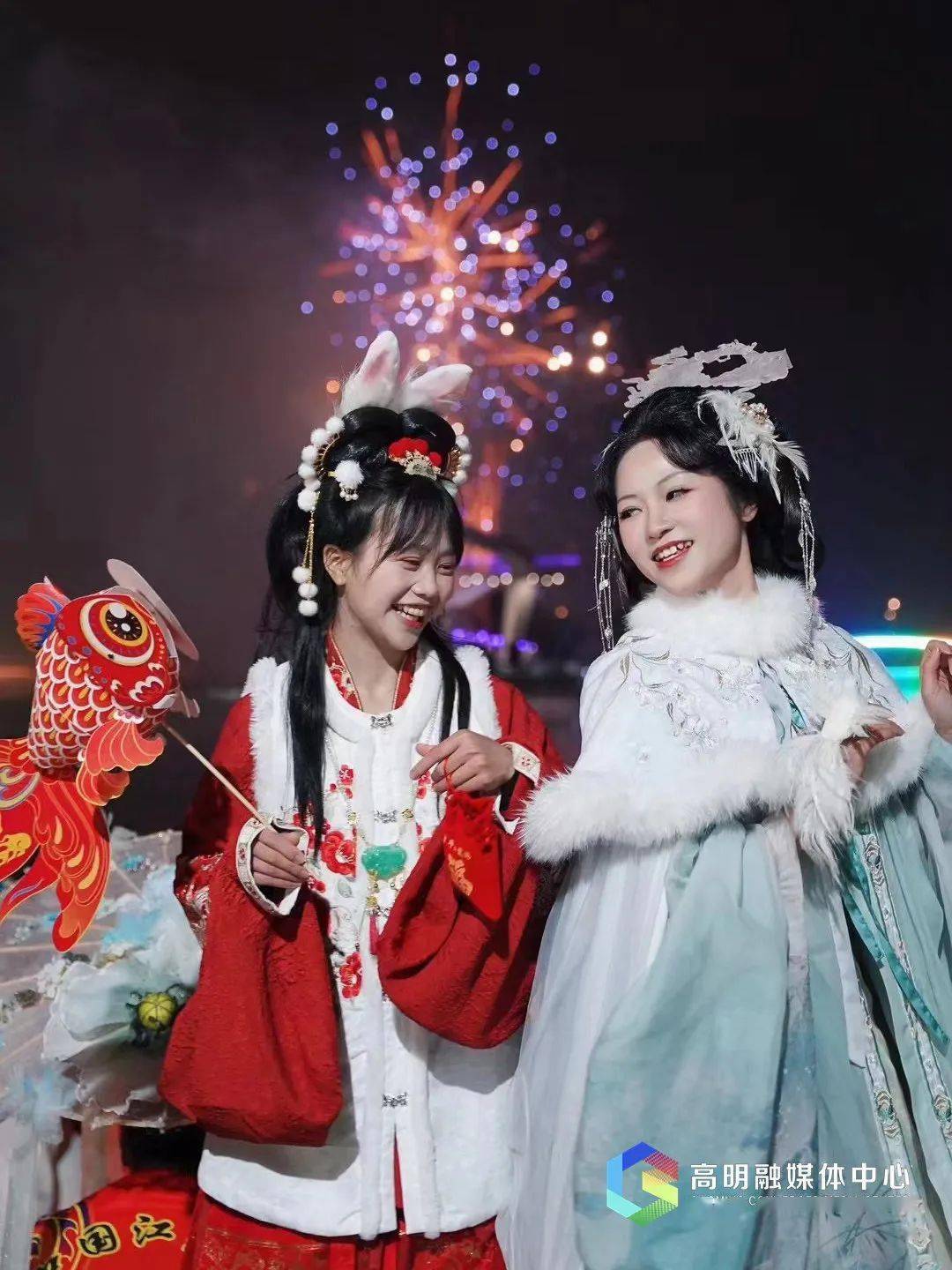 彩牡丹开门红昨晚也让市民游客在"朋友圈"刷屏"火树银花不夜天"