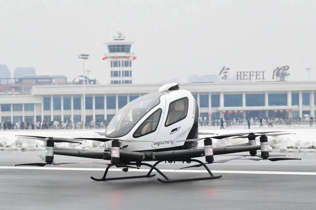 亿航首批完成适航认证的eh216-s无人驾驶载人航空器分别在广州,合肥两