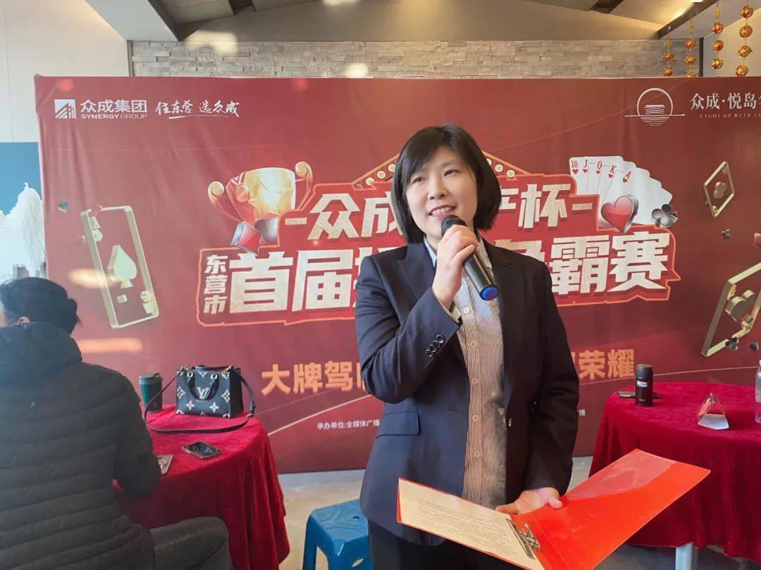 主持人小鹿担任决赛现场主持人.