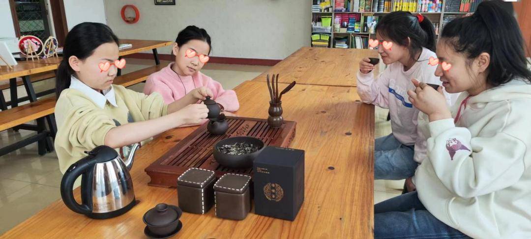 与孩子们讲述茶的起源并示范了茶的沏泡动作和步骤方法,将泡茶的每道