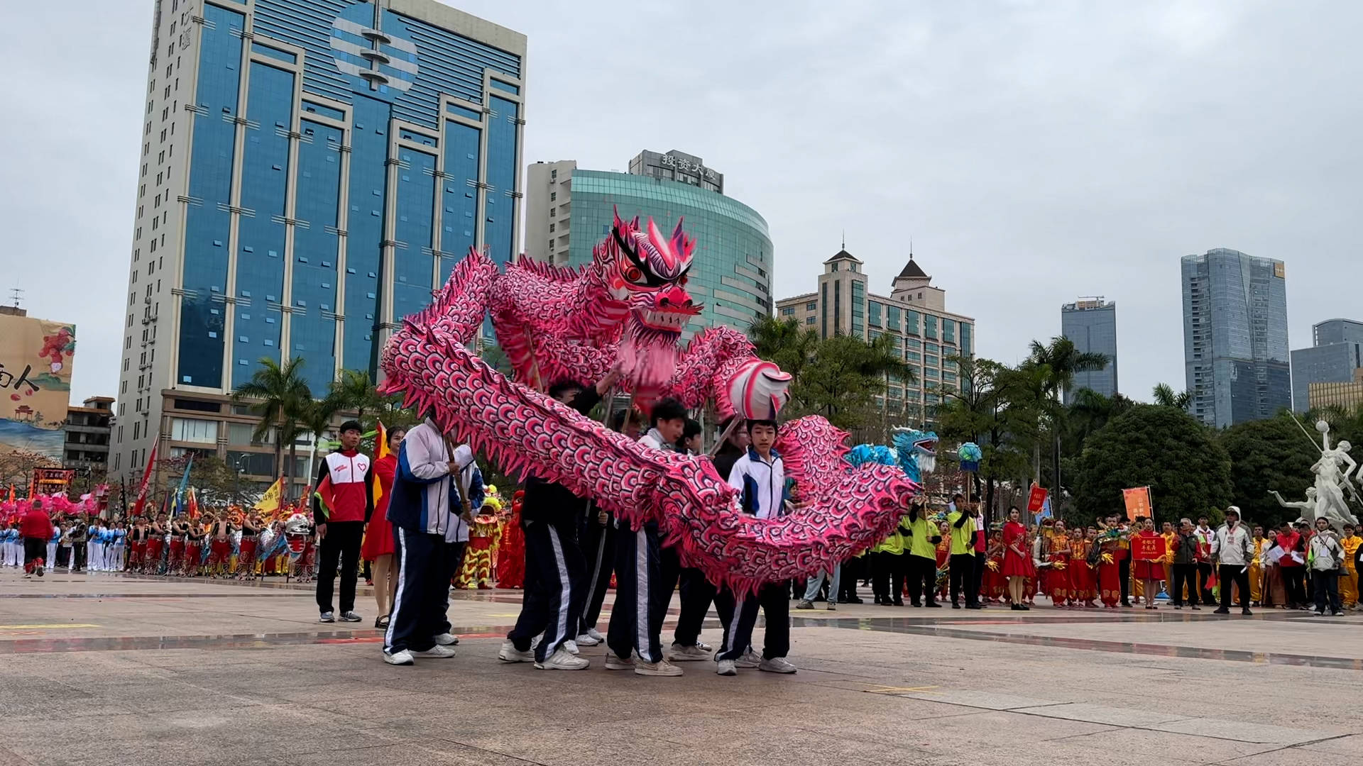 香港龙舞女子队员:传承中华非遗 巾帼不让须眉 |龙腾在广东①_舞龙队