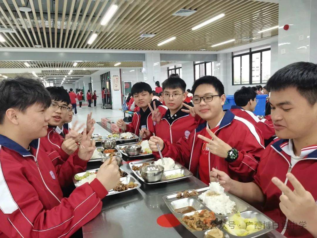 师生们喜气洋洋地来到食堂,喜笑颜开地享用了这顿特别有意义的午餐.