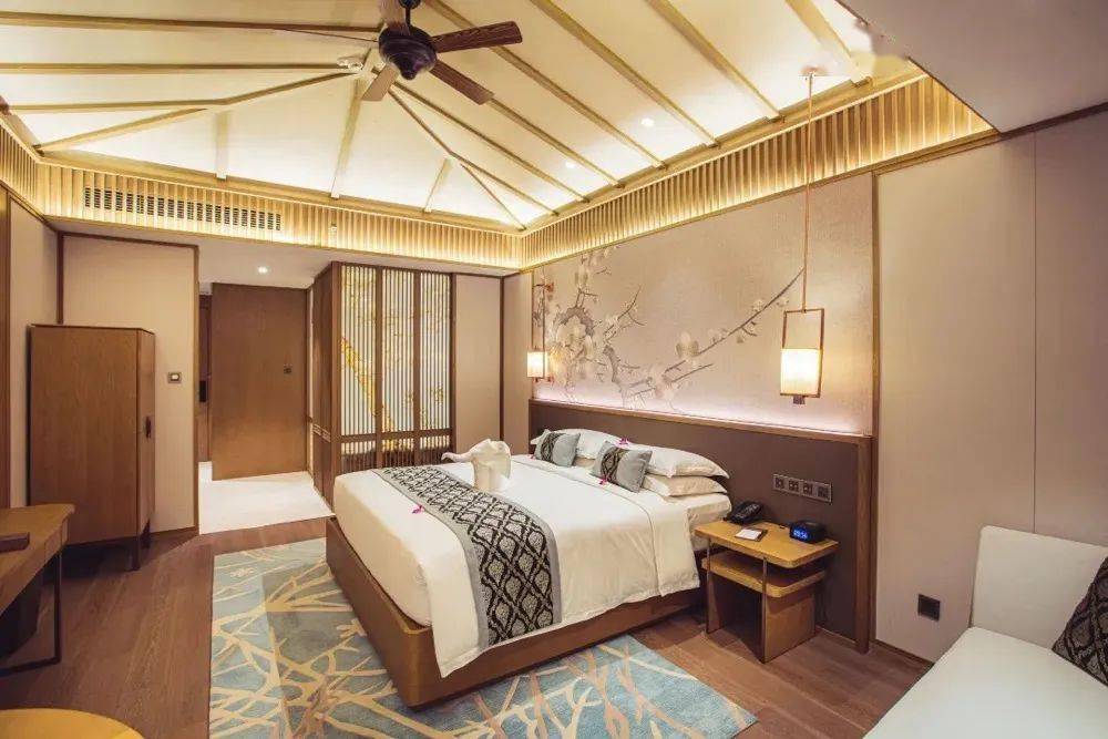 房内浴室还配有浴缸,专享泰国全套备品和都喜特调养生香薰,还有陶瓷