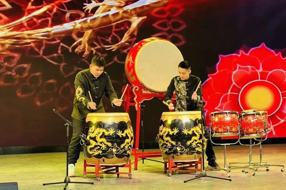 在济南中学的开学典礼上,学校"敦品"艺术团带来了鼓乐合奏《龙腾虎跃
