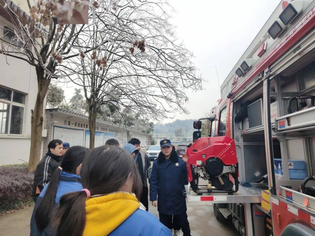新昌县儒岙中学邀请了新昌县沃州镇消防大队消防队员进校,给同学们