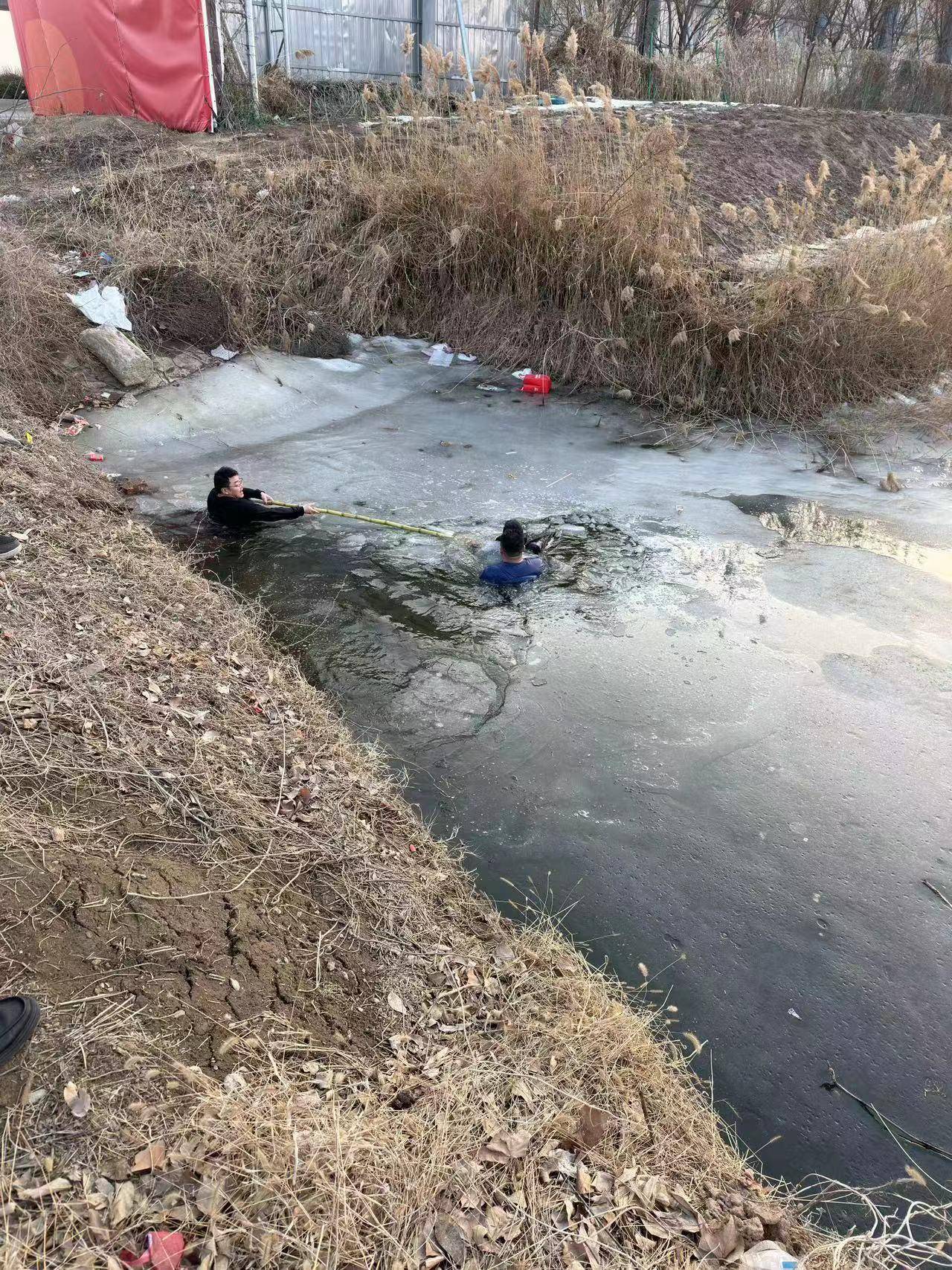 8岁男孩掉进冰窟窿,他们毫不犹豫跳了下去_吴帅帅_任思佳_张浩哲