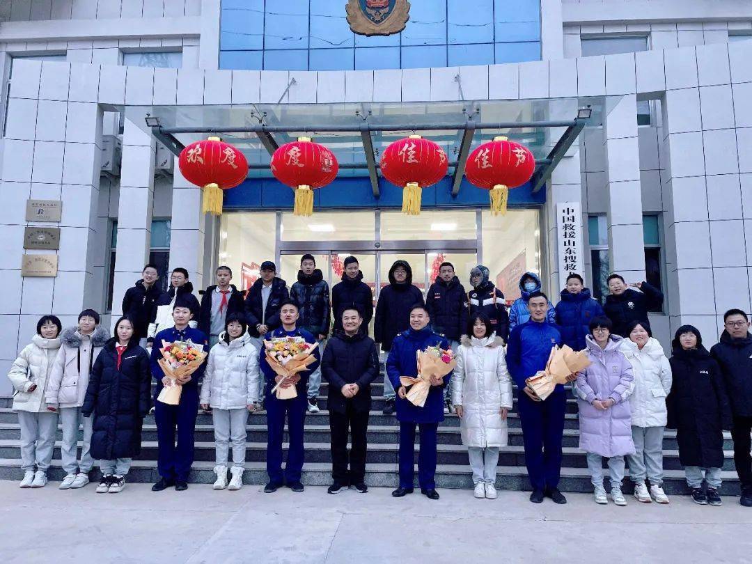 学生代表王欣然,段向博,宿皓为,陈昶宇赠花致敬学生代表宿皓为发表