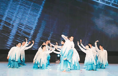 图为演员正在表演节目《谁不说俺家乡好》.