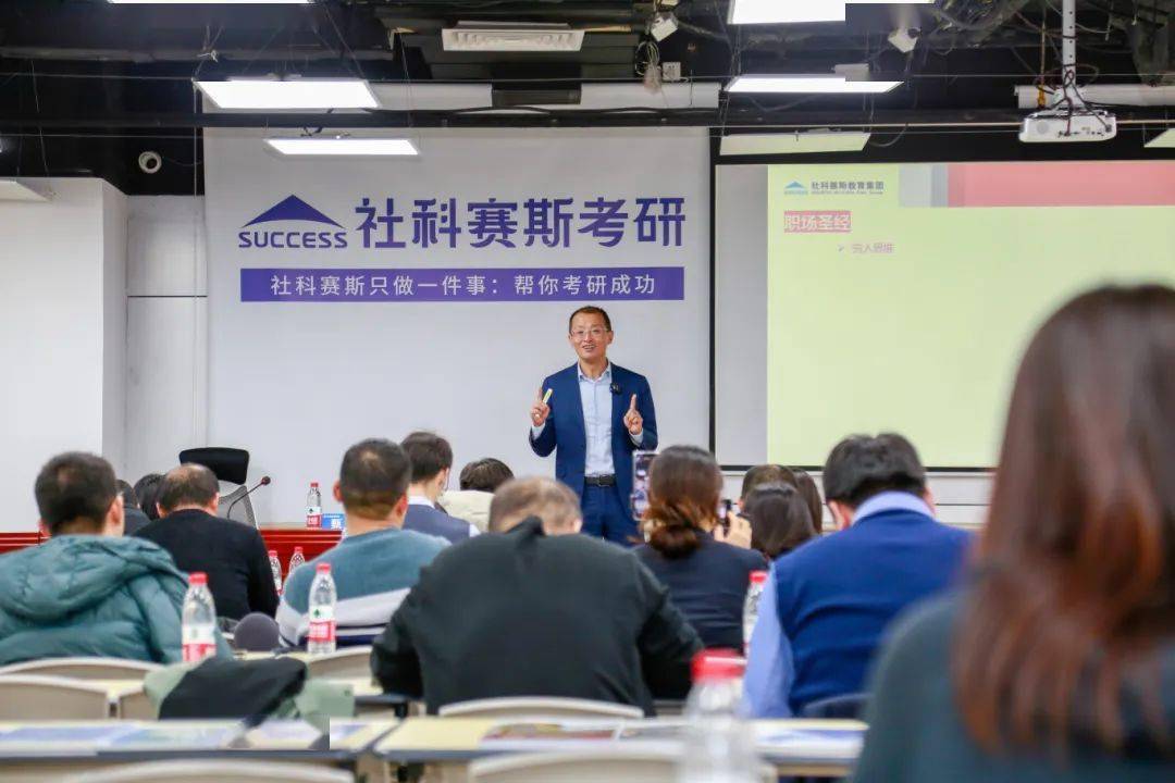 甄诚董事长向同学们抛出一个个问题,引导大家深入思考自己的现状以为