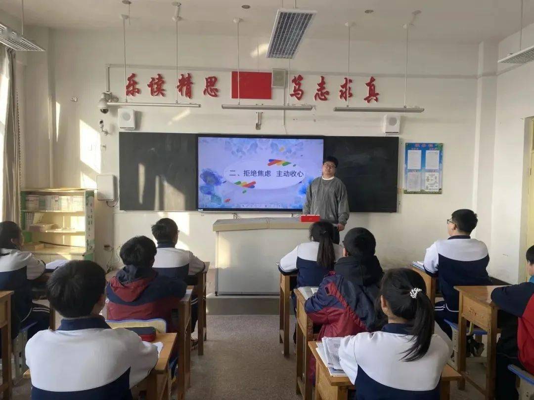 "庙后学校我要写:"开学第一课上,老师祝我们新学期天天向上,我和同学