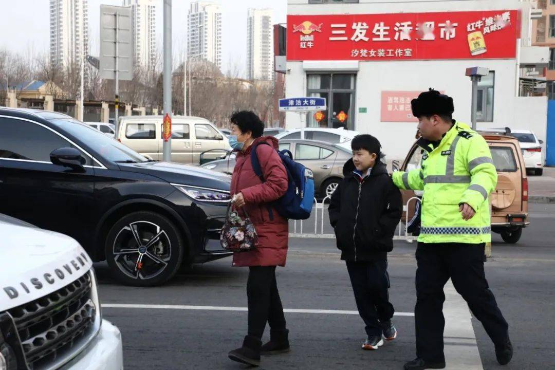 天津公安"龙"重开启"护学模式"_校园_师生_小学