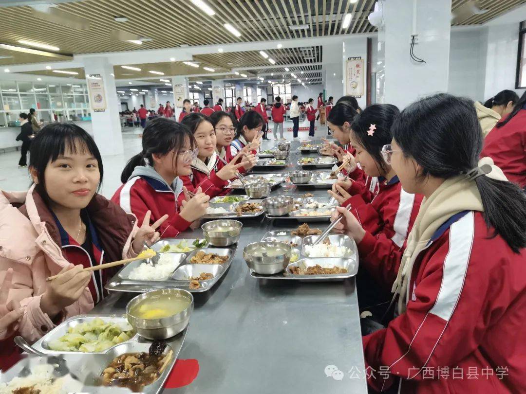 师生们喜气洋洋地来到食堂,喜笑颜开地享用了这顿特别有意义的午餐.