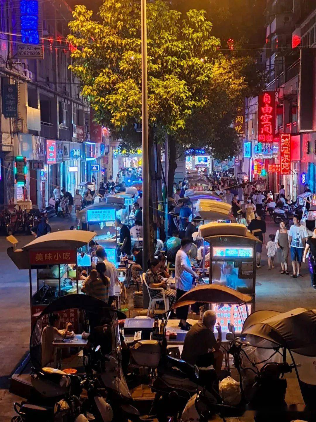 晚上约上三五好友在廊桥水城,广庆寺夜市,樱花二路美食街,东和春天