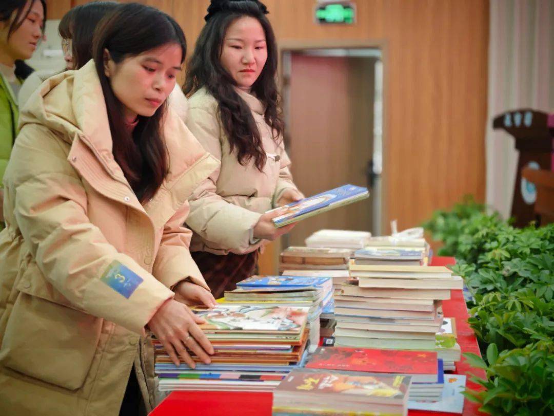 书香共享,爱心传递——容城学校开展教师捐赠图书活动_胡婧_赵适_力量
